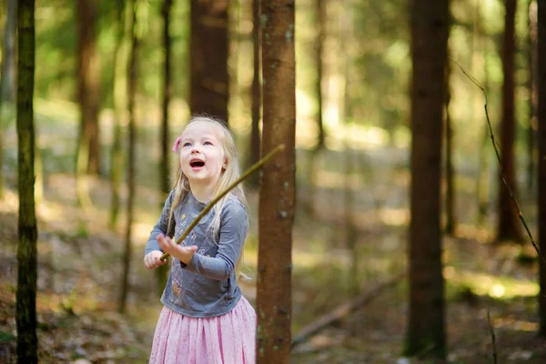 Liten flicka i skogen — Stockfoto