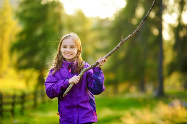 Malá holčička s hůlkou v ruce — Stock fotografie
