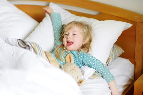 Kislány ébredt fel az ágyban — Stock Fotó