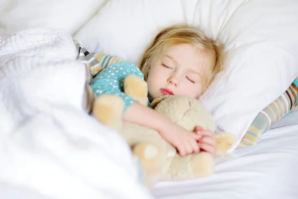 Adorable petite fille dormant au lit — Photo