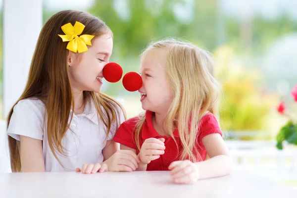 Маленькі сестри в клоунних носах — стокове фото