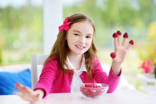 Schattig kind genieten van biologische bessen — Stockfoto
