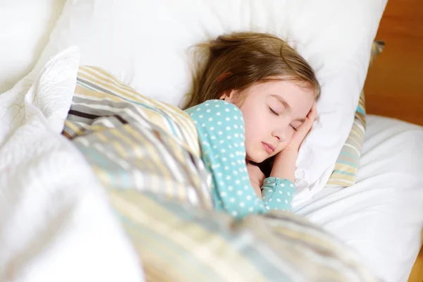 Adorabile bambina che dorme a letto — Foto Stock