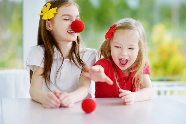 Due bambini che giocano insieme — Foto Stock
