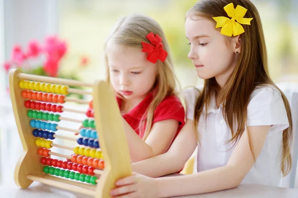 Lindo niñas jugando con abacus — Foto de Stock