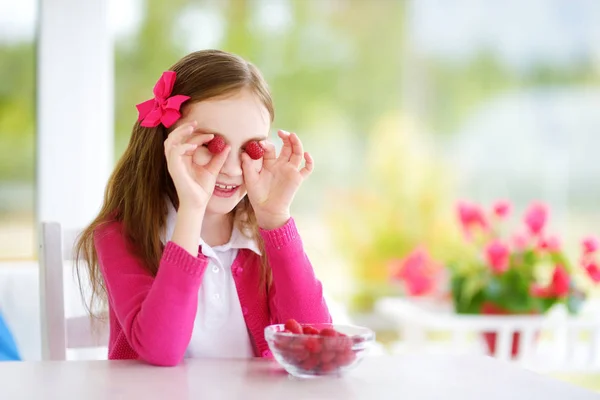 Niño disfrutando de bayas frescas saludables — Foto de Stock