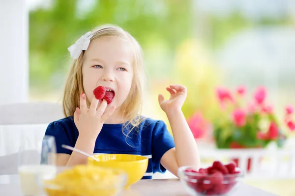 Ładne dziecko jeść płatki kukurydziane — Zdjęcie stockowe