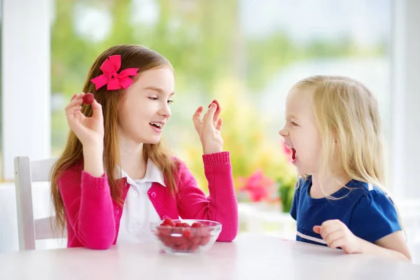 Flickor äta ekologiska bär — Stockfoto
