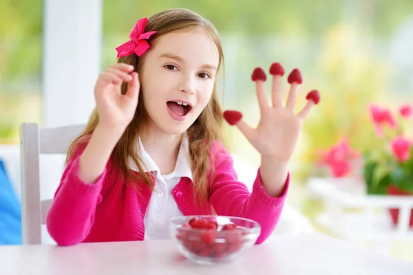 Lindo niño disfrutando de bayas orgánicas — Foto de Stock