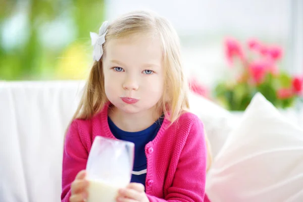 Taze organik süt içme sevimli küçük kız — Stok fotoğraf