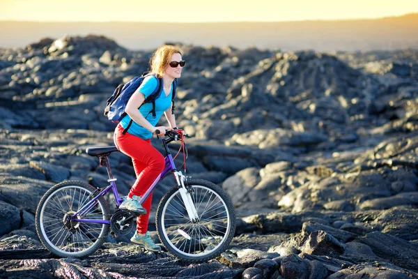 Tourist cycling on lava field on Hawaii — Stock Photo, Image