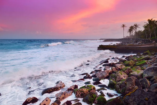 Beautiful waves on rocky beach — Stock Photo, Image