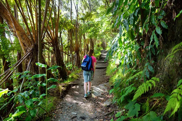 Tourist hiking on Kilauea Iki trail — Stock Photo, Image