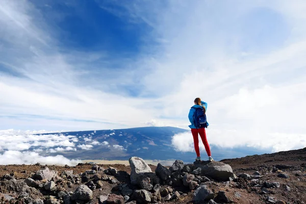 Turist som du beundrar utsikten över Mauna Loa — Stockfoto