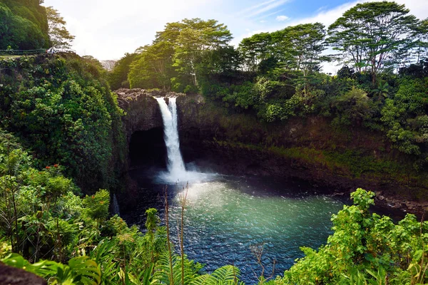 Rainbow Falls waterfall — Stock Photo, Image