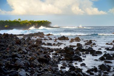 Dalgalar üzerinde kayalık plaj 