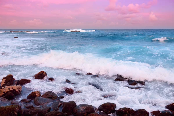 Красивые волны на скалистом пляже — стоковое фото