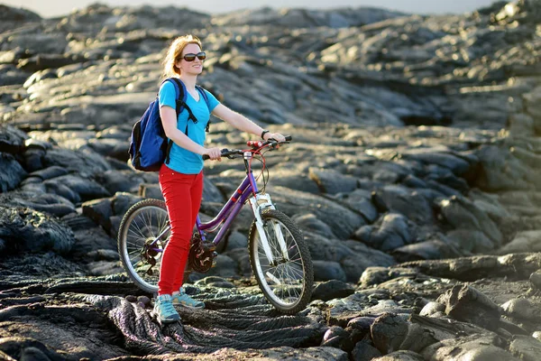 Ciclismo turístico en el campo de lava en Hawaii — Foto de Stock