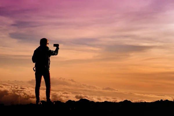 Турист, милуючись видом з Мауна-Кеа — стокове фото