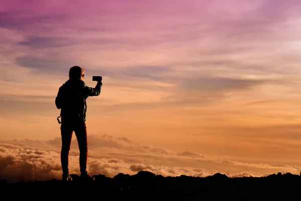 Turismo admirando la vista desde Mauna Kea — Foto de Stock