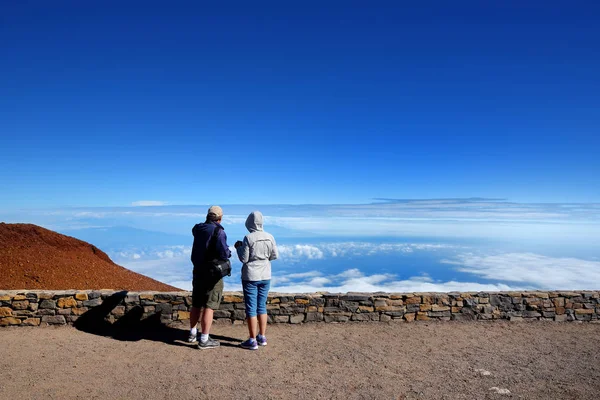 Туристи, милуючись вулкан Халеакала — стокове фото