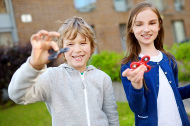 İki arkadaş ile oynarken spinners kıpır