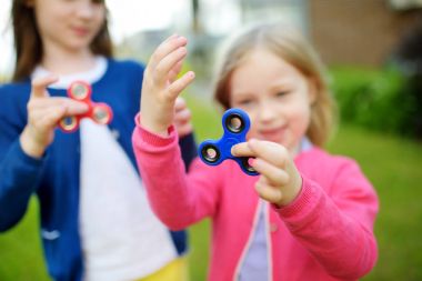 İki kız kardeş ile oynarken spinners kıpır