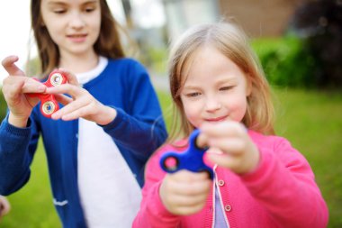 İki kız kardeş ile oynarken spinners kıpır