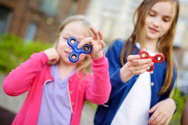 İki kız kardeş ile oynarken spinners kıpır