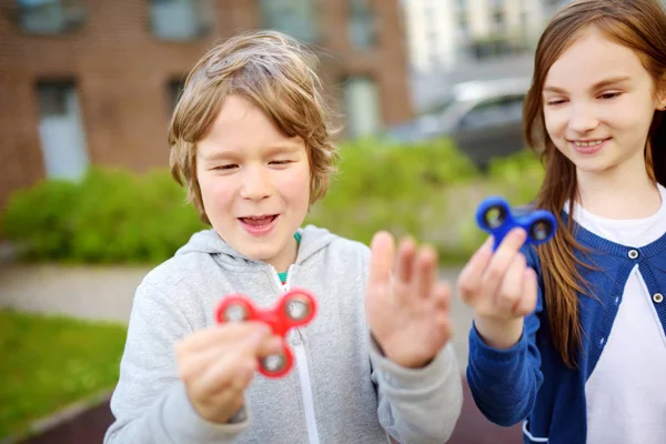 Dos amigos jugando con spinners inquietos —  Fotos de Stock