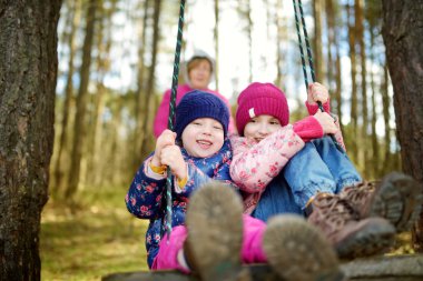  Little sisters salıncakta eğleniyor