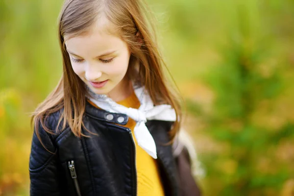 都市公園でかわいい女の子 — ストック写真