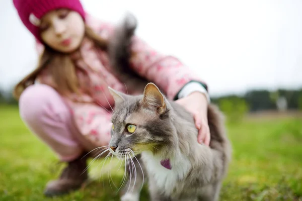 Carino bambina con gatto — Foto Stock