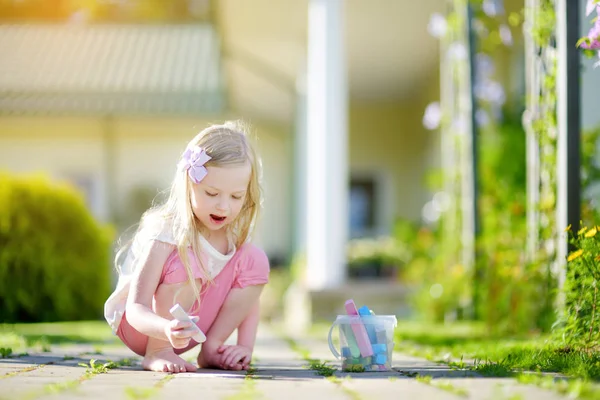 kız ile Beyaz tebeşir çizim 