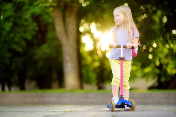 Çocuk scooter binmek için öğrenme — Stok fotoğraf