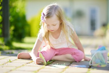 kız ile sarı tebeşir çizim 