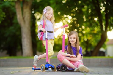 Kız yolda scooter ile