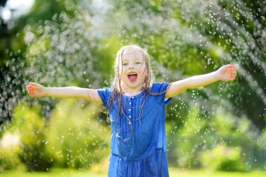 yağmurlama ile oynayan sevimli çocuk 