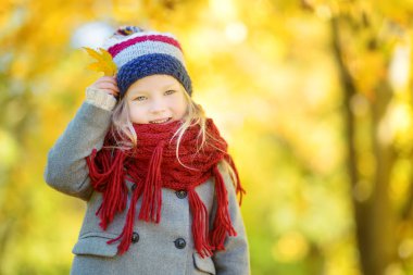  sonbahar parkta eğleniyor kız