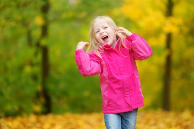  sonbahar parkta eğleniyor kız