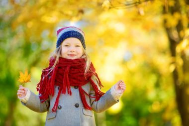  sonbahar parkta eğleniyor kız