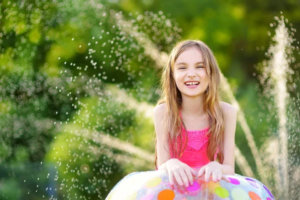 Niño que se divierte con la bola inflable — Foto de Stock