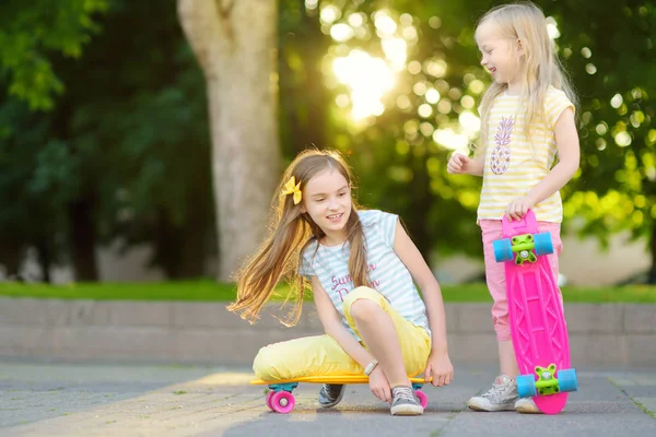 Κορίτσια με σκούτερ στο Δημοτικό Πάρκο — Φωτογραφία Αρχείου