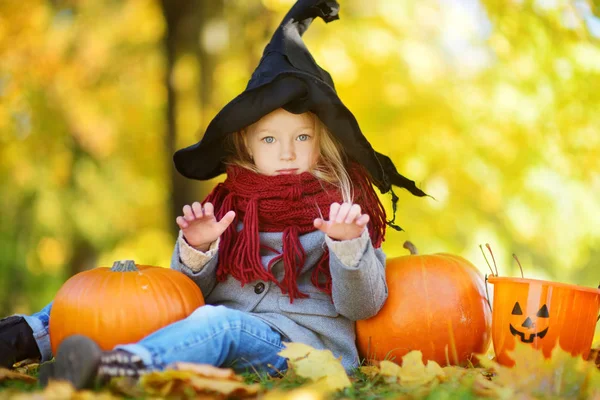 Chica vistiendo traje de Halloween en el parque — Foto de Stock