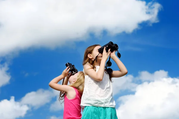 Chicas mirando a través de prismáticos — Foto de Stock