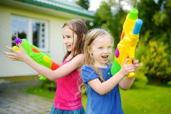 su silahlarla oynayan kız