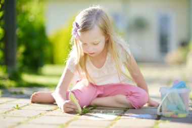 kız ile sarı tebeşir çizim 