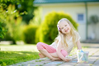 kız ile Beyaz tebeşir çizim 