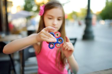 renkli topluca spinner ile oynayan kız