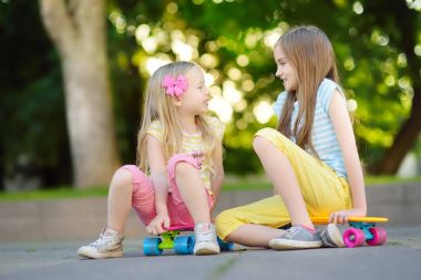Şehir Parkı da skateboards kızlarla
